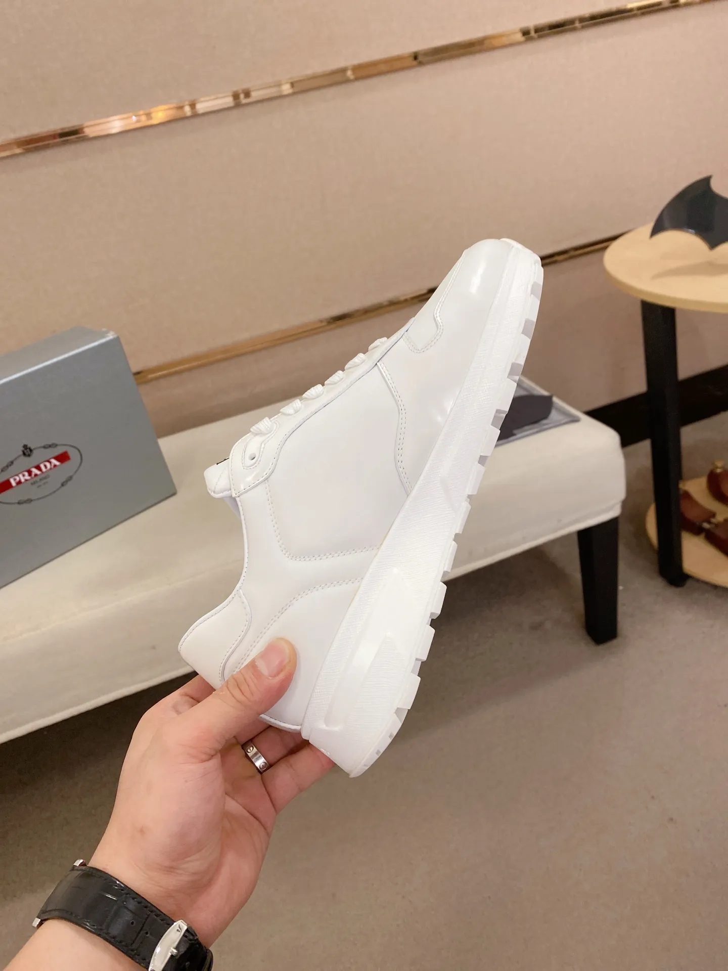 Factory price 540💰 ✔️✔️✔️High version High-quality new PRADA counters are on the market at the same time. The new men's shoes and 😘fabrics are selected from imported first-layer cowhide and are made by pure handcrafts. Lining: Full cowhide lining. 👍🏿 High-end ☄️ air-cushion molded anti-slip rubber outsole, exquisite lines, simple and elegant, comfortable and high-end for leisure travel. Code number: 38 to 44
